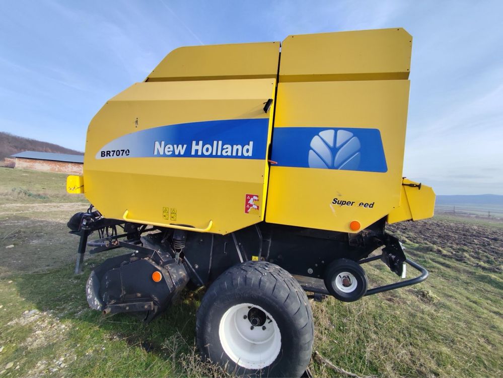Продавам рулонна балировачка New Holland BR7070 SuperFeed