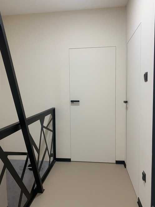 Продавам тапетна врата PORTA HIDE, 70 см., дясна с отваряне навътре
