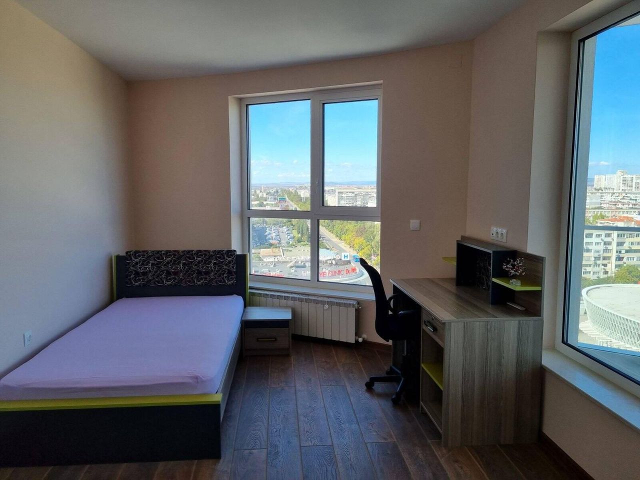 Дава се под наем Тристаен апартамент в Бургас, Славейков - 118 кв.м за 918 € - Снимка #2