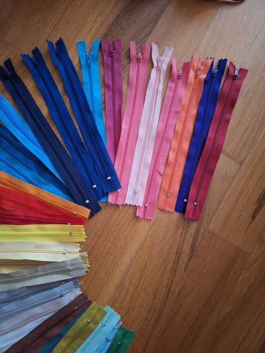 Vând lot 30 fermoare 18-40cm