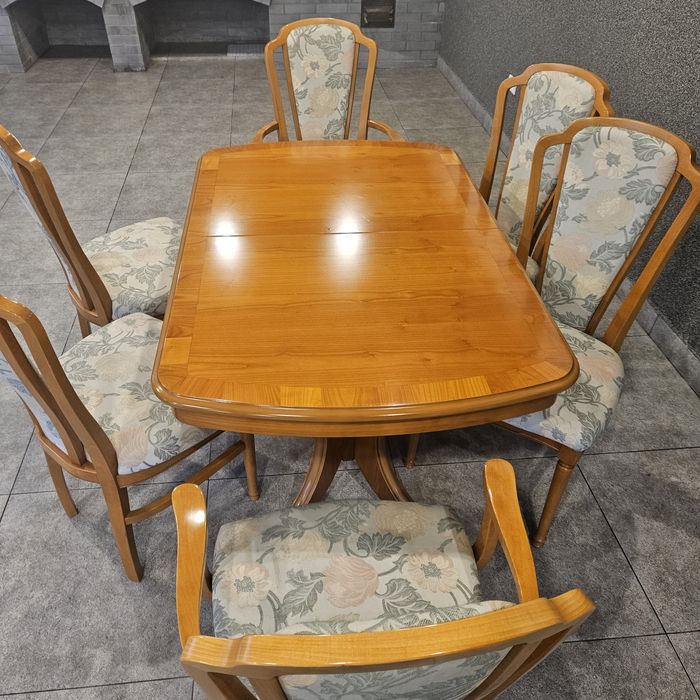 Masă  extensibilă din lemn masiv + scaune