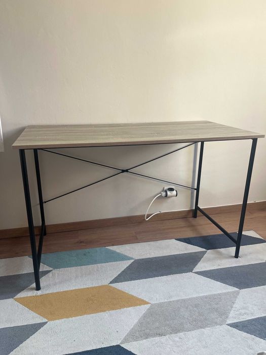 Бюро от Jysk в отлично състояние и без забележки.