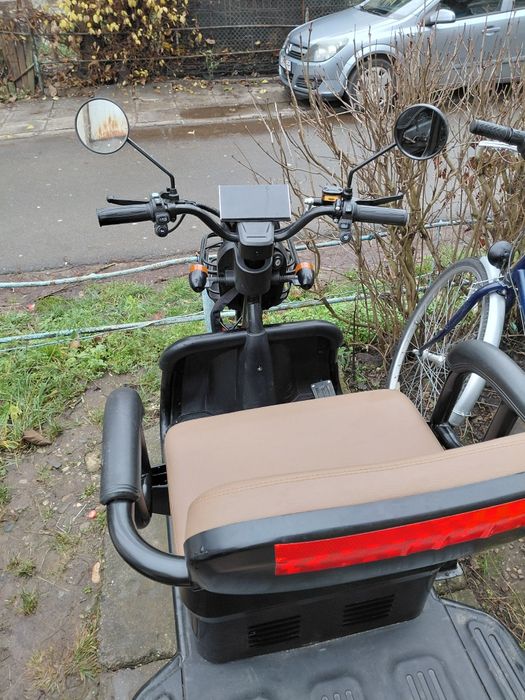 Vand triciclu electric pentru 3 persoane