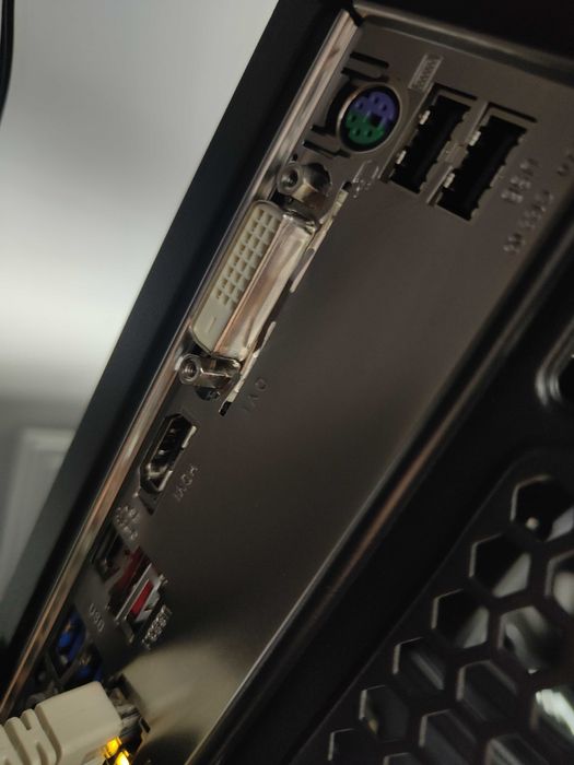 PC i5 9600k  32 GB DDR4  Video GTX 1070  ssd 1t