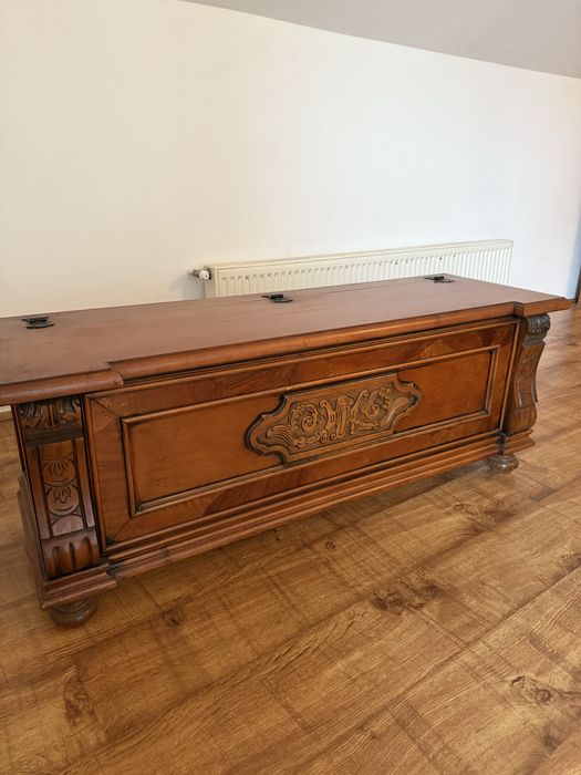 Comodă din lemn masiv, stil neoromânesc, sculptată manual