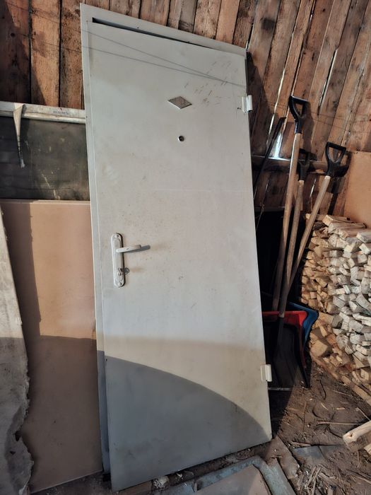 Дверь железная с замком