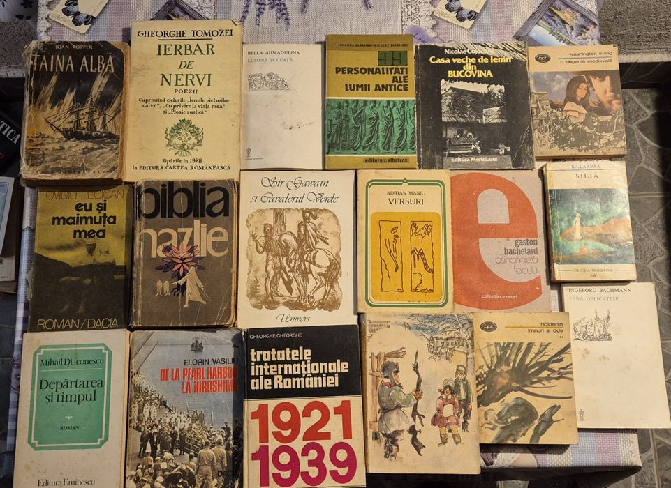 Vând cărți vechi foarte bine conservate