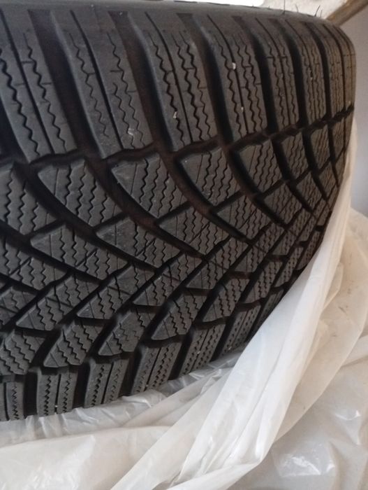 Vând cauciucuri 235/45/17