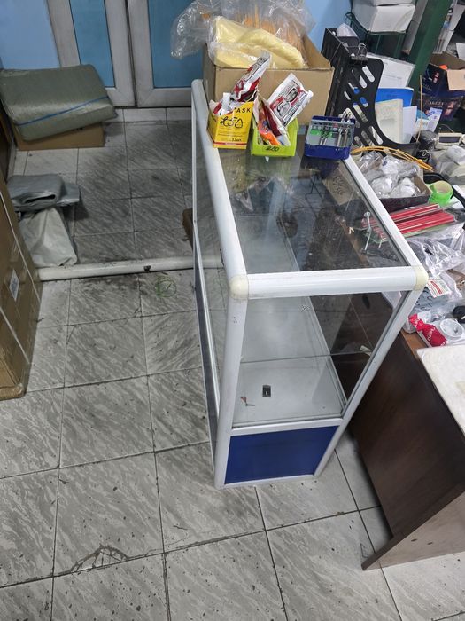 Продаётся стеклянная витрина.
Хара