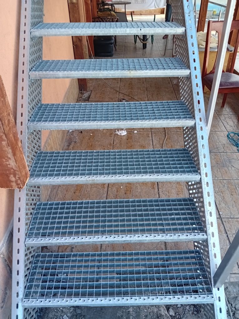 Scara metalica zincata de oțel