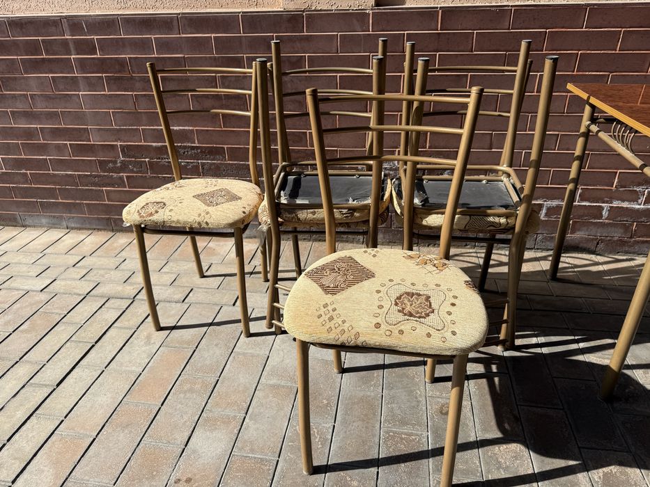 Стол со стульями