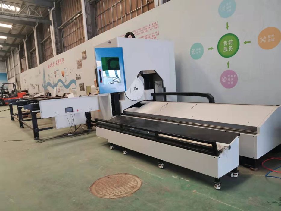 Оптоволоконный лазерный станок 1.5кв.т для резки труб и профиля