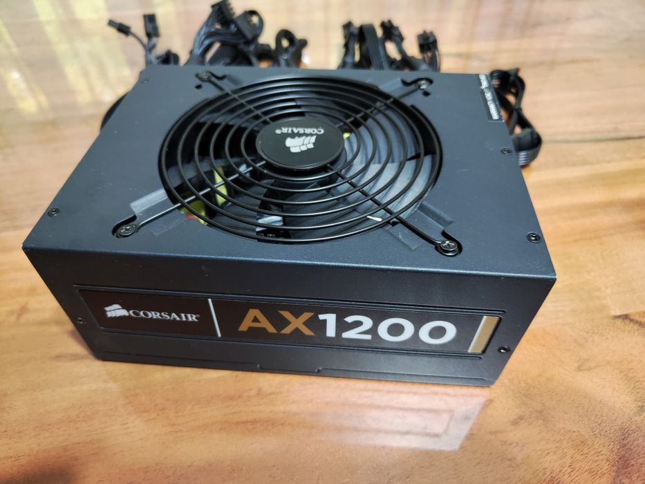 Продавам работещо захранване Corsair Professional Series Gold AX1200