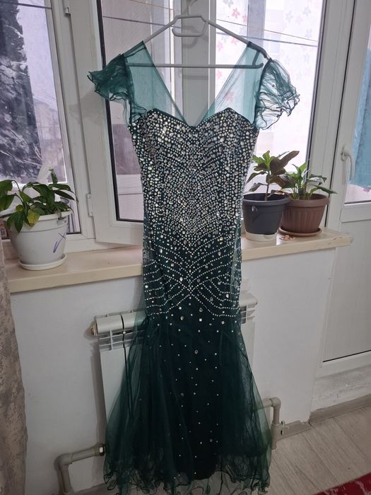 Продаётся вечерний платья хорошего состояние