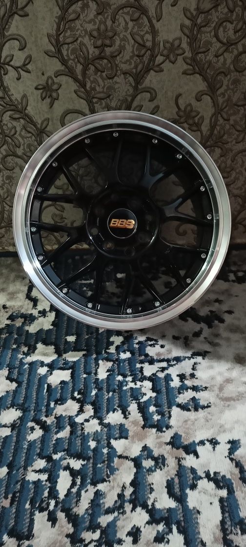 Продаются диски R15. Новые.