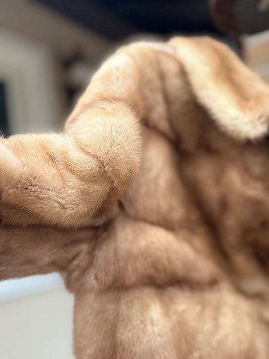 Vând palton din blana naturala din Vizon