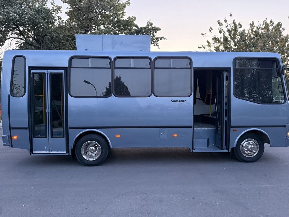 Biznesmen akalarga Isuzu avtobuslari