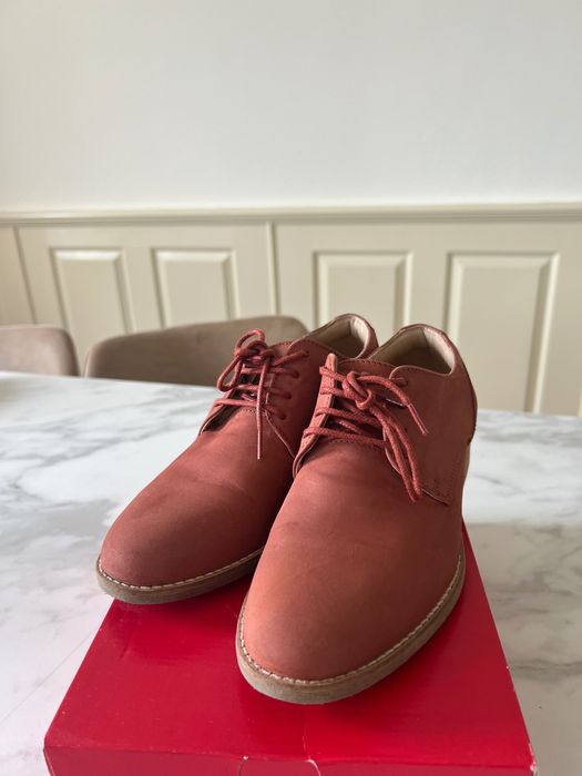 Обувки от естествен велур Clarks