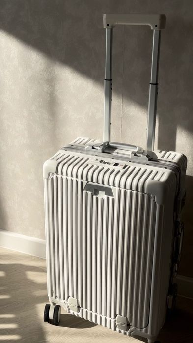 Чемодан со встроенным замком TSA, держателем для телефона и бутылки