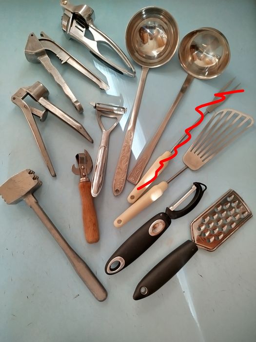 Половники, ложки ,разделочная доска,чеснокодавилки, скалки