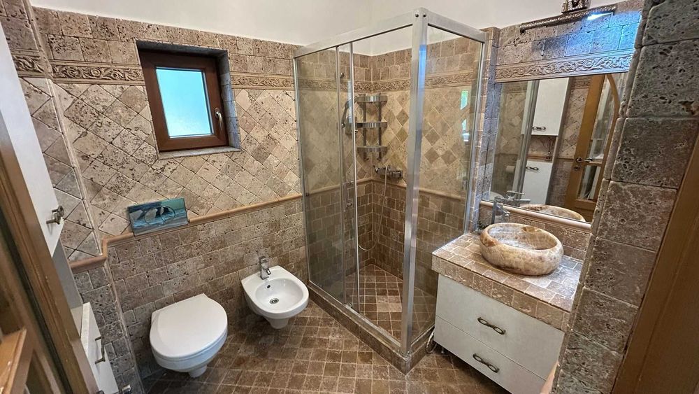 Inchiriez apartament de 135 mp cu grădină, 3 locuri paracre- 800E/luna