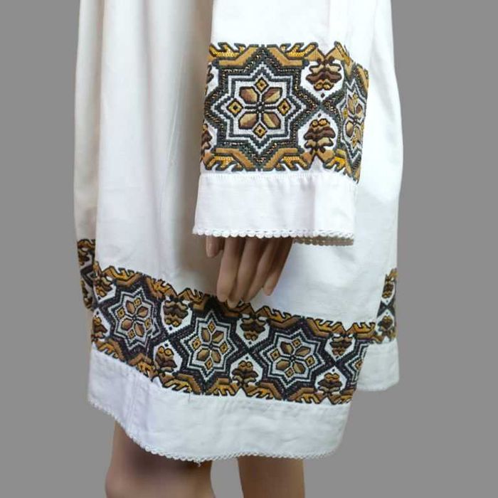 Camasa traditionala veche lucrata manual cu margele din zona Mures S-M