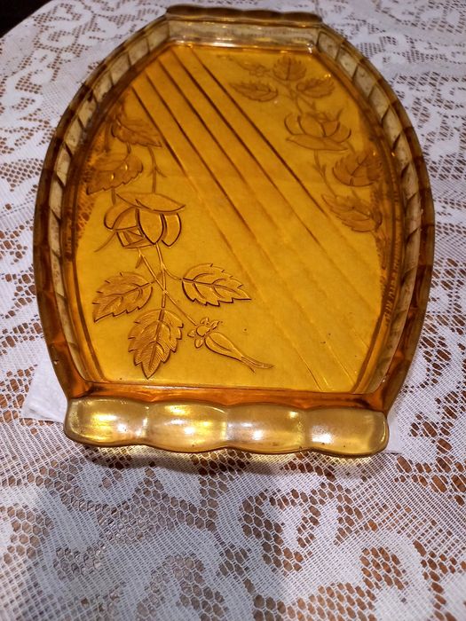 Продавам за подарък  стъклени поднос.