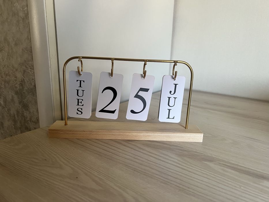 Продам часы и календарь