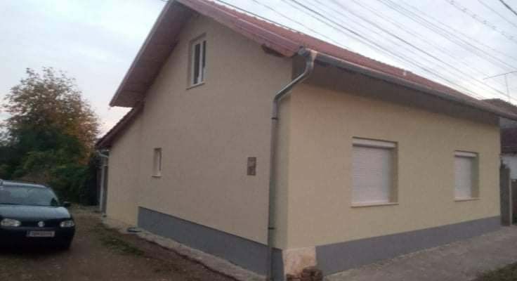 Vând casă două fronturi stradale