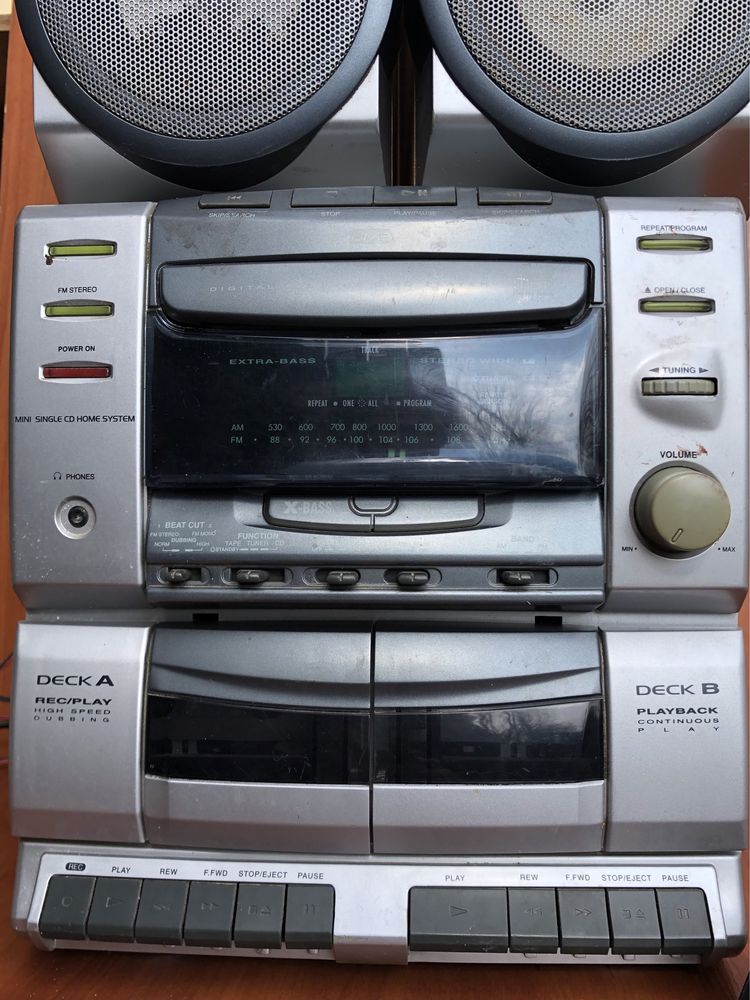 стерео цифров компактен плейьр с два високоговорителя