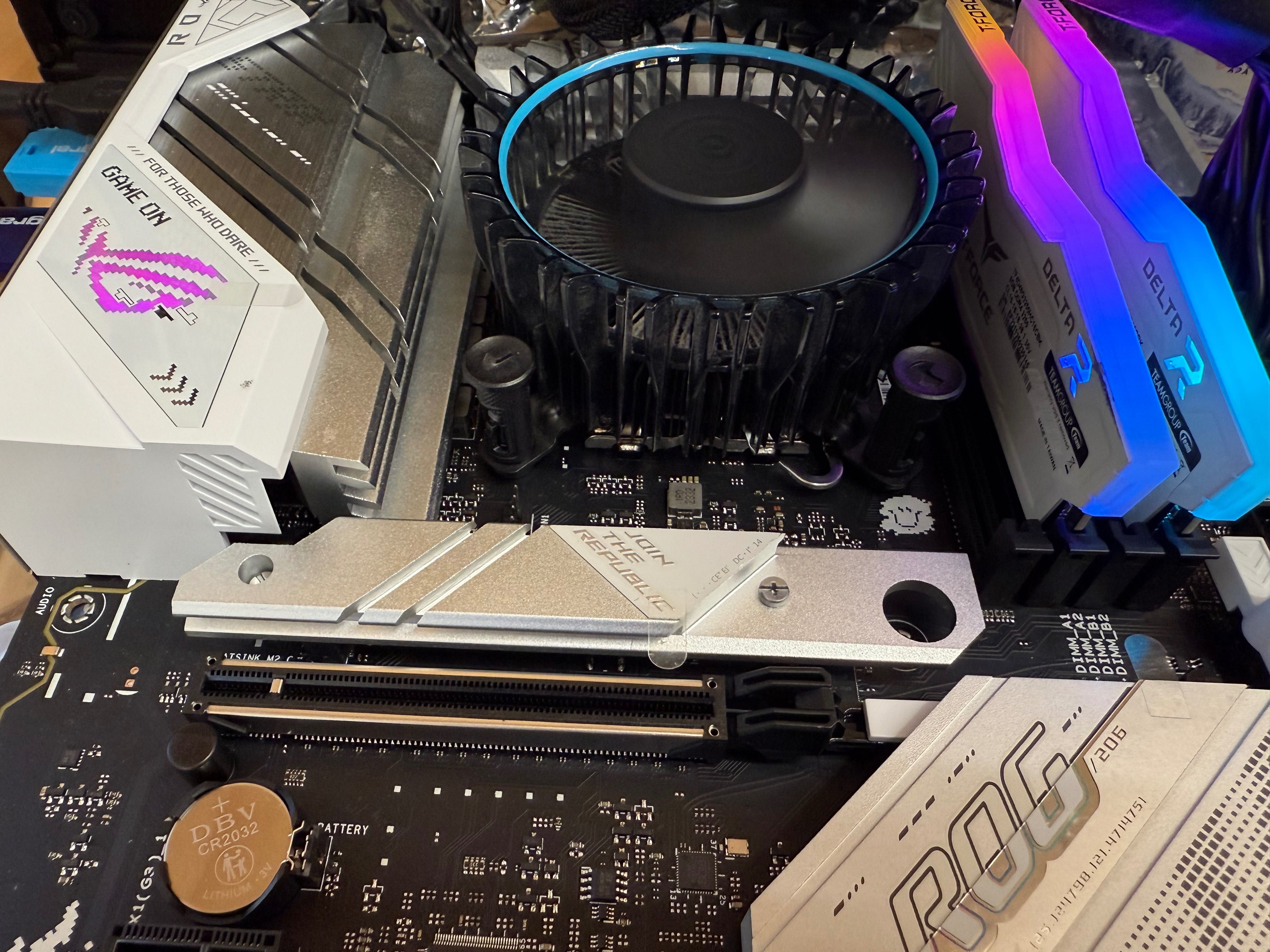 Kit ASUS ROG STRIX B760-A + i5-12400 + 16GB RAM + AIO Corsair