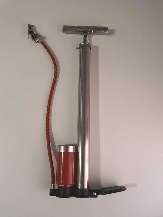 Pompă bicicletă metalică clasică, funcțională cu manometru