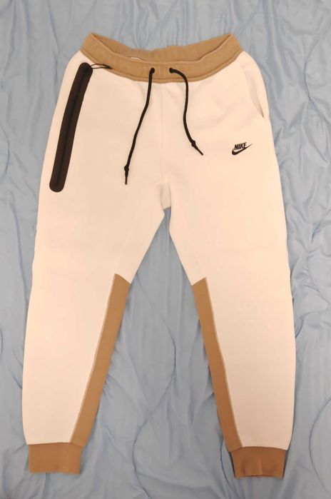 Nike Tech Model Vechi Crem si Maro Marime M