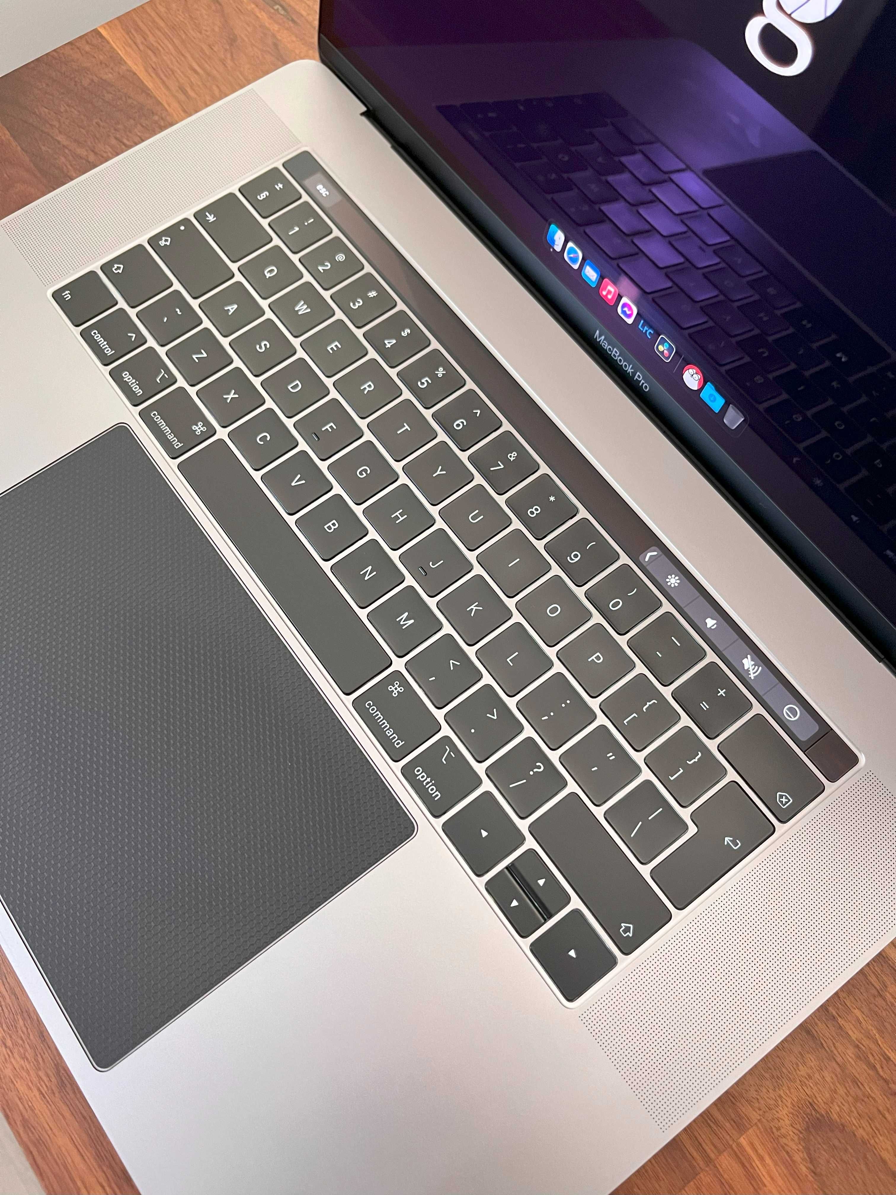 Macbook Pro 15 inch 2018 i7/560x/16GB/512SSD