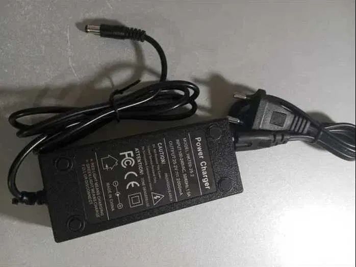 зарядка на 25,2v 2A - блок питания на самокат. или на пылесос