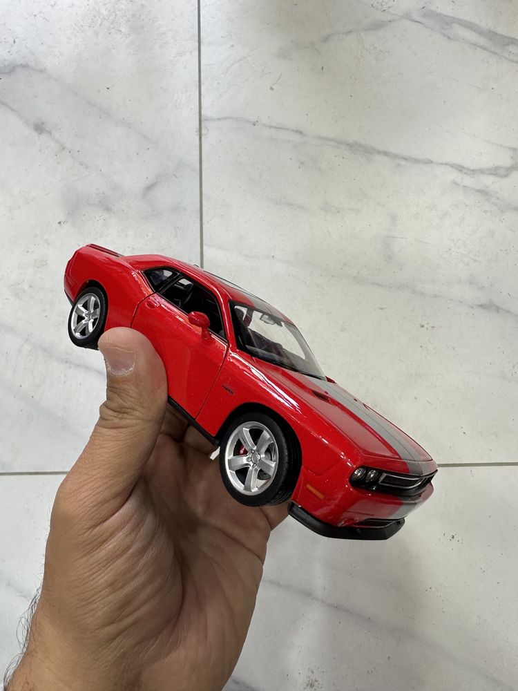 Моделька машин Dodge Challenger 1.24