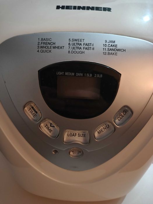 Mașină de pâine Heinner HBM-690W.