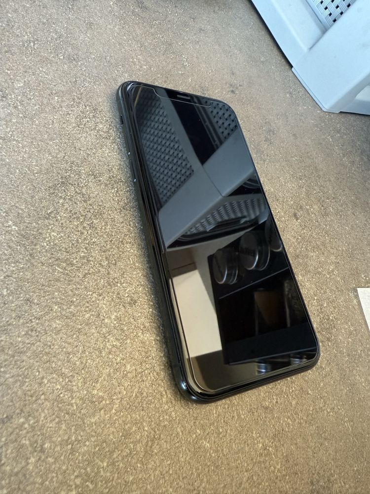Продавам iPhone 11 Pro 256GB + AirPods 2 (в комплект)