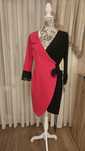 Rochie tip sarafan roz fucsia cu negru,  fundita dantela