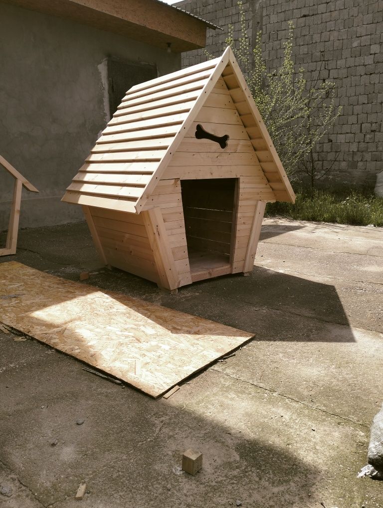 Собачьи дом.   деревянный