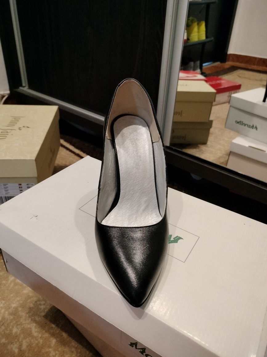 Pantofi stiletto verzi și stiletto negri (din piele)