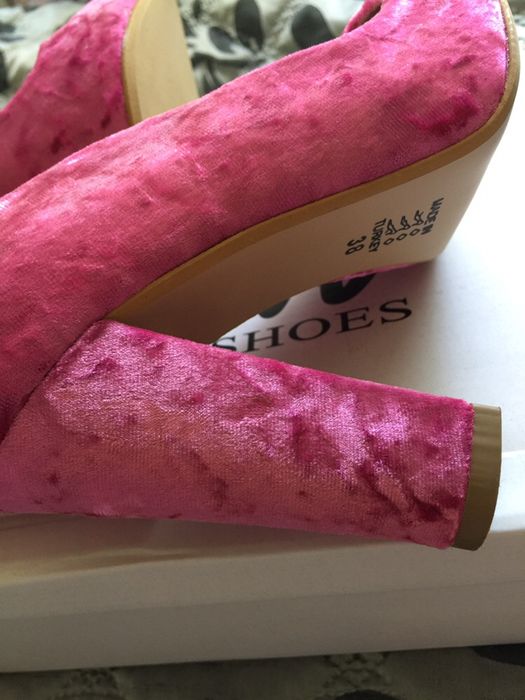 Vand pantofi catifea roz noi 38