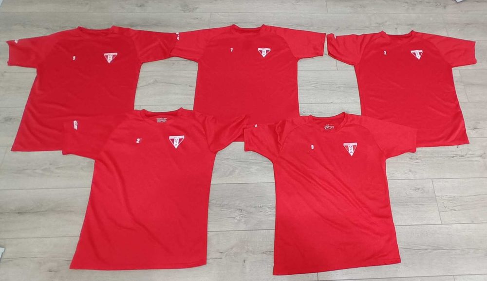 vand 5 tricouri UTA Arad ideal pentru fotbal