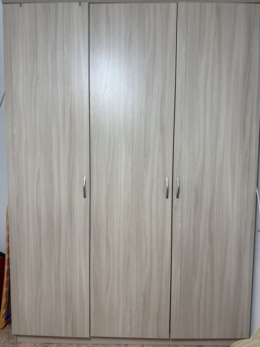 Распашной шкаф в спалню