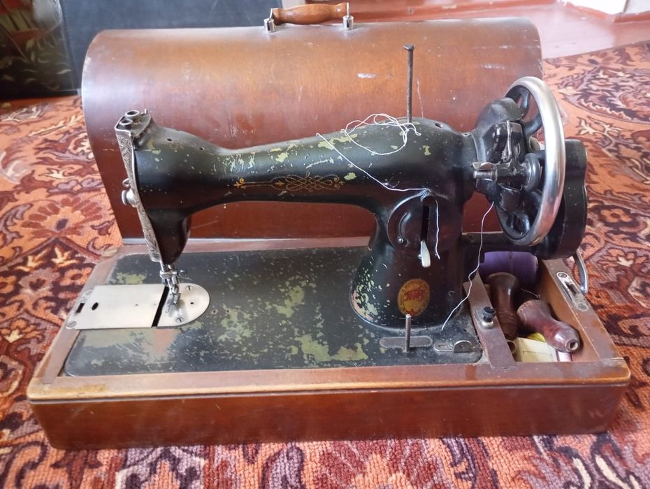 Швейная машинка,с ножным приводом.