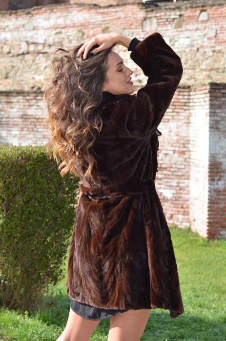 Haina blana lunga de nurca [Amanet Club Caro]