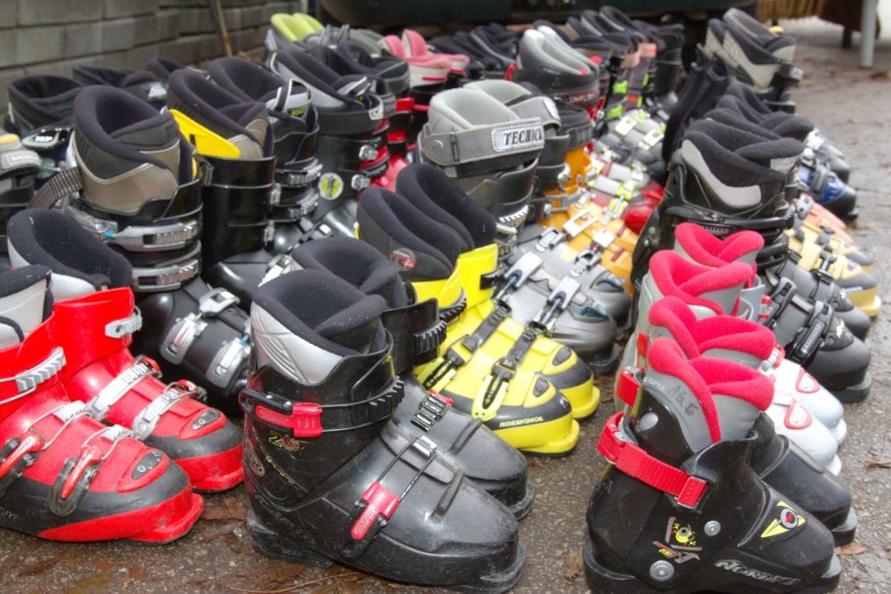 Ски, щеки, ски обувки, шапки, ръкавици, очила, маски, чорапи