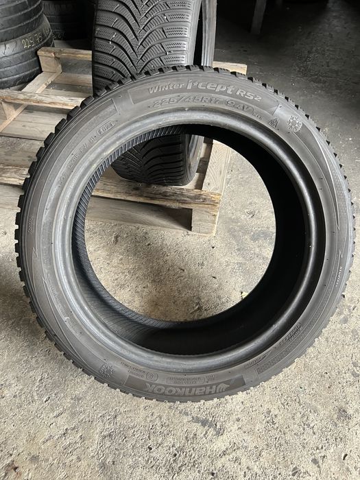 2 anvelope de iarna 225/45/17 Hankook!