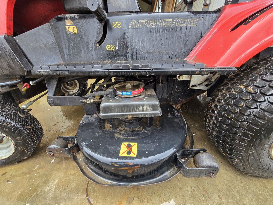 Tractoras tuns iarba/gazon