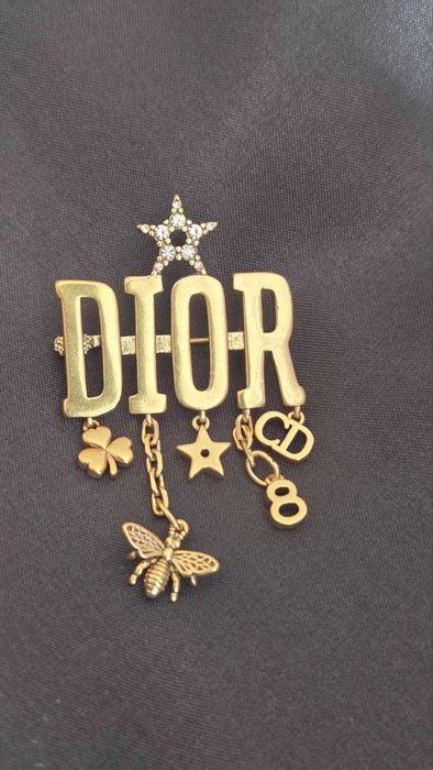 Dior Брошка украсена с висулки.Без следи от употреба